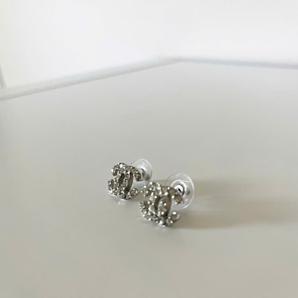 ❌SOLD❌ CHANEL CC Logo Earrings - Picture 6 of 6